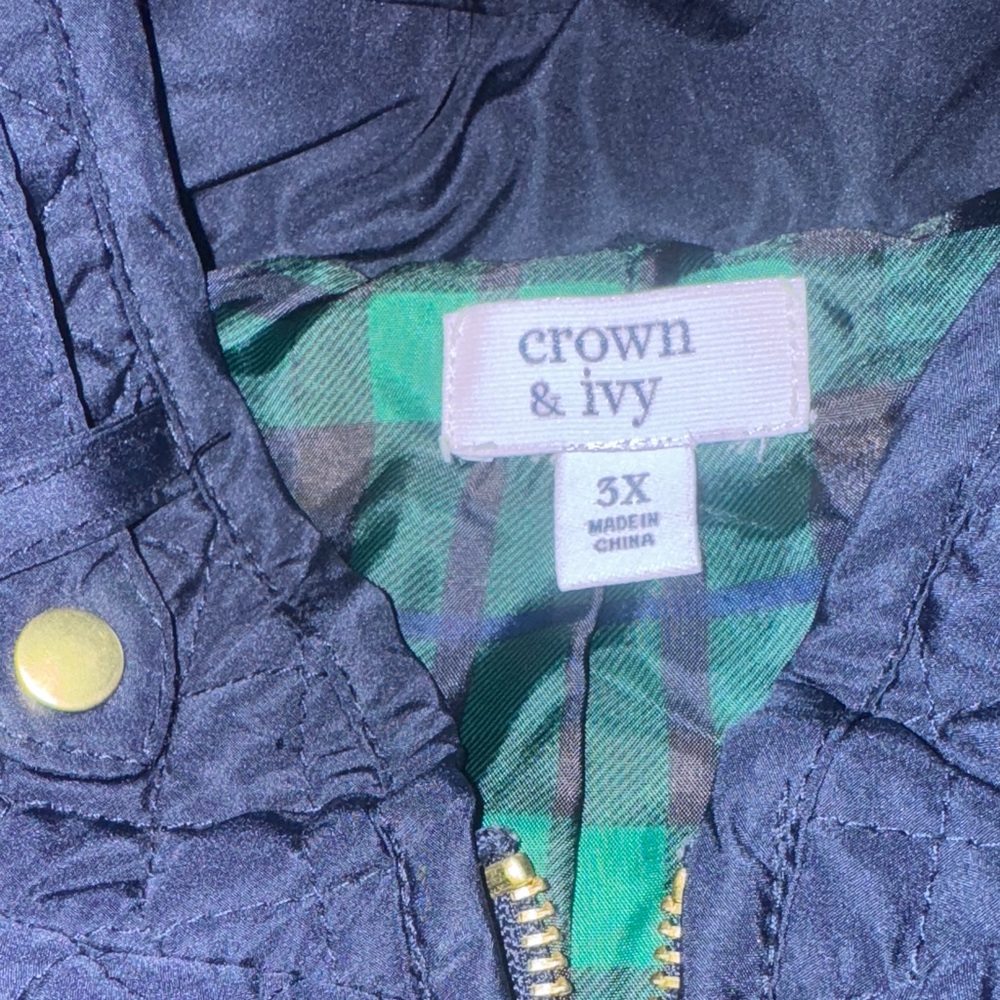 Crown & Ivy Women’s Quilted Navy Vest - Picture 2 of 7
